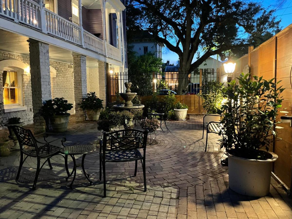 Amethyst Garden Bed & Breakfast ซาวานนาห์ ภายนอก รูปภาพ