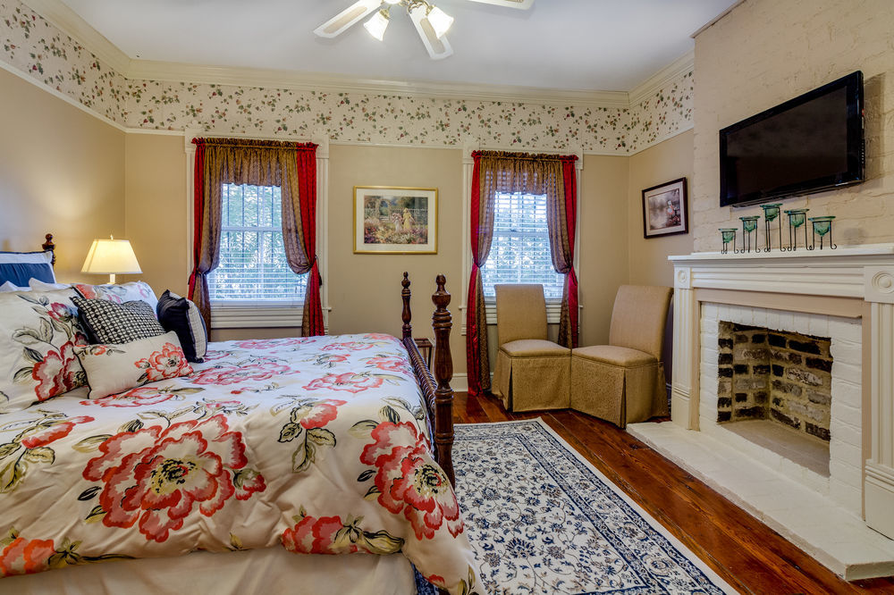 Amethyst Garden Bed & Breakfast ซาวานนาห์ ภายนอก รูปภาพ