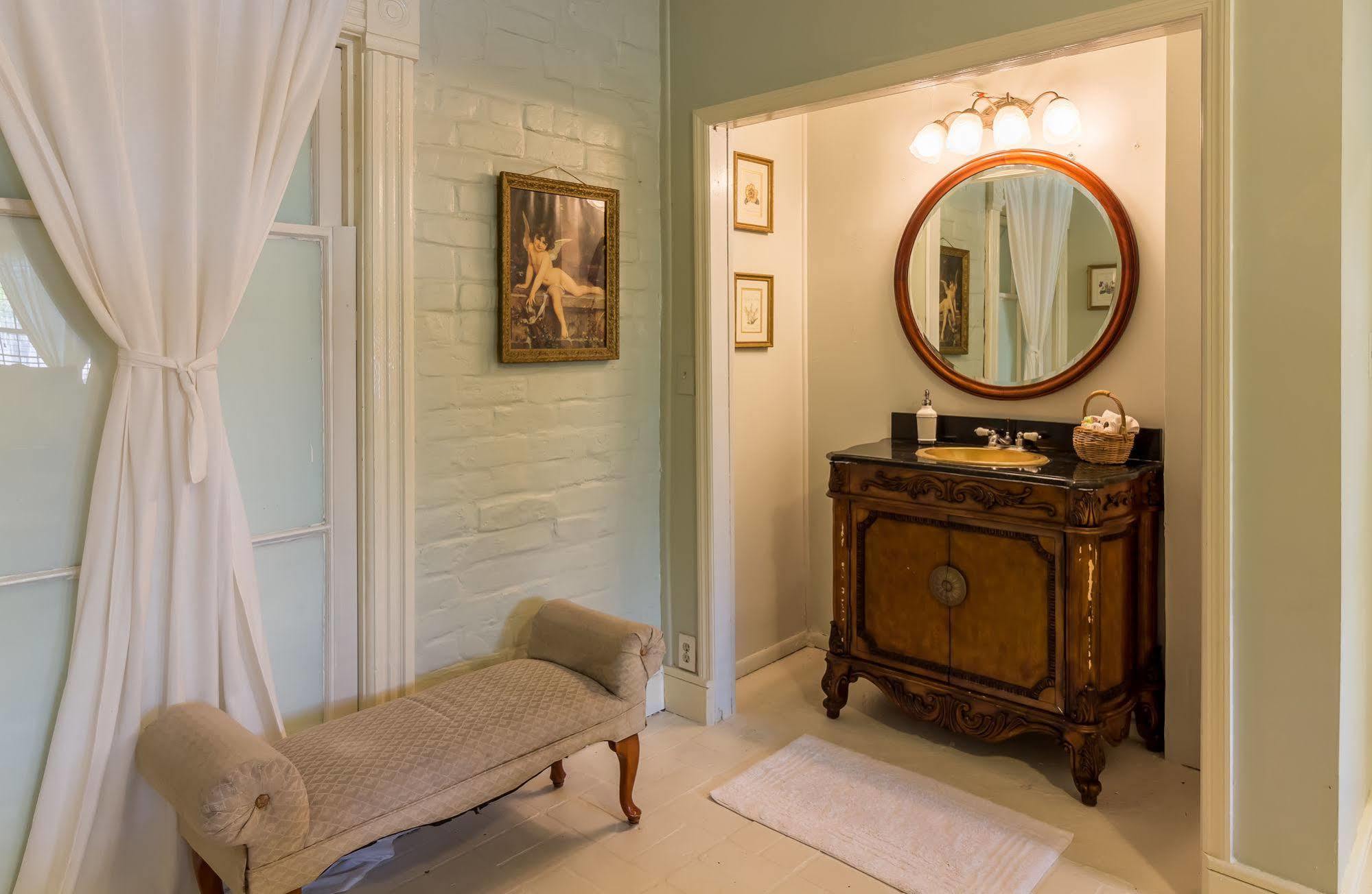 Amethyst Garden Bed & Breakfast ซาวานนาห์ ภายนอก รูปภาพ
